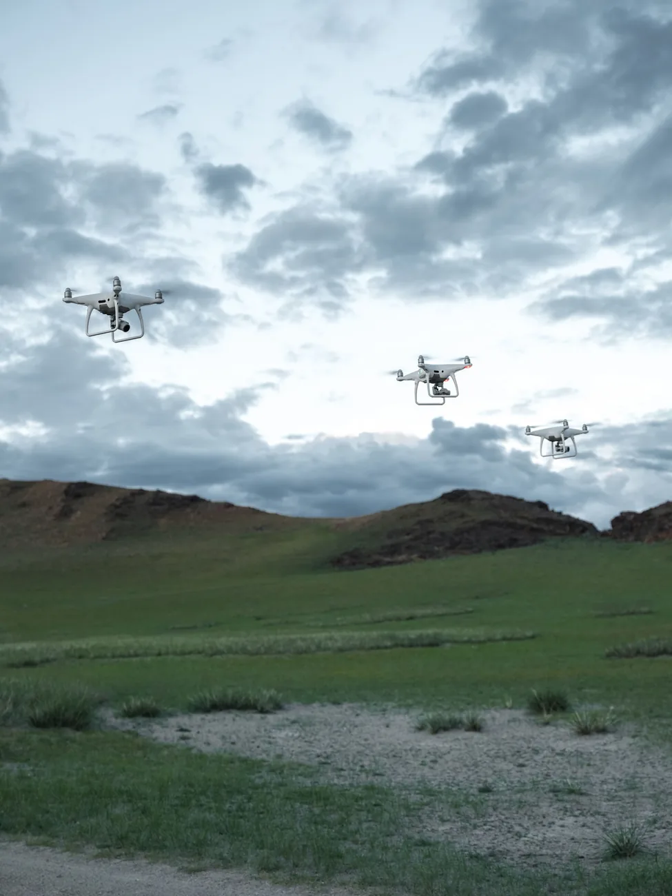 Fotografía real de varios drones en una zona de campo