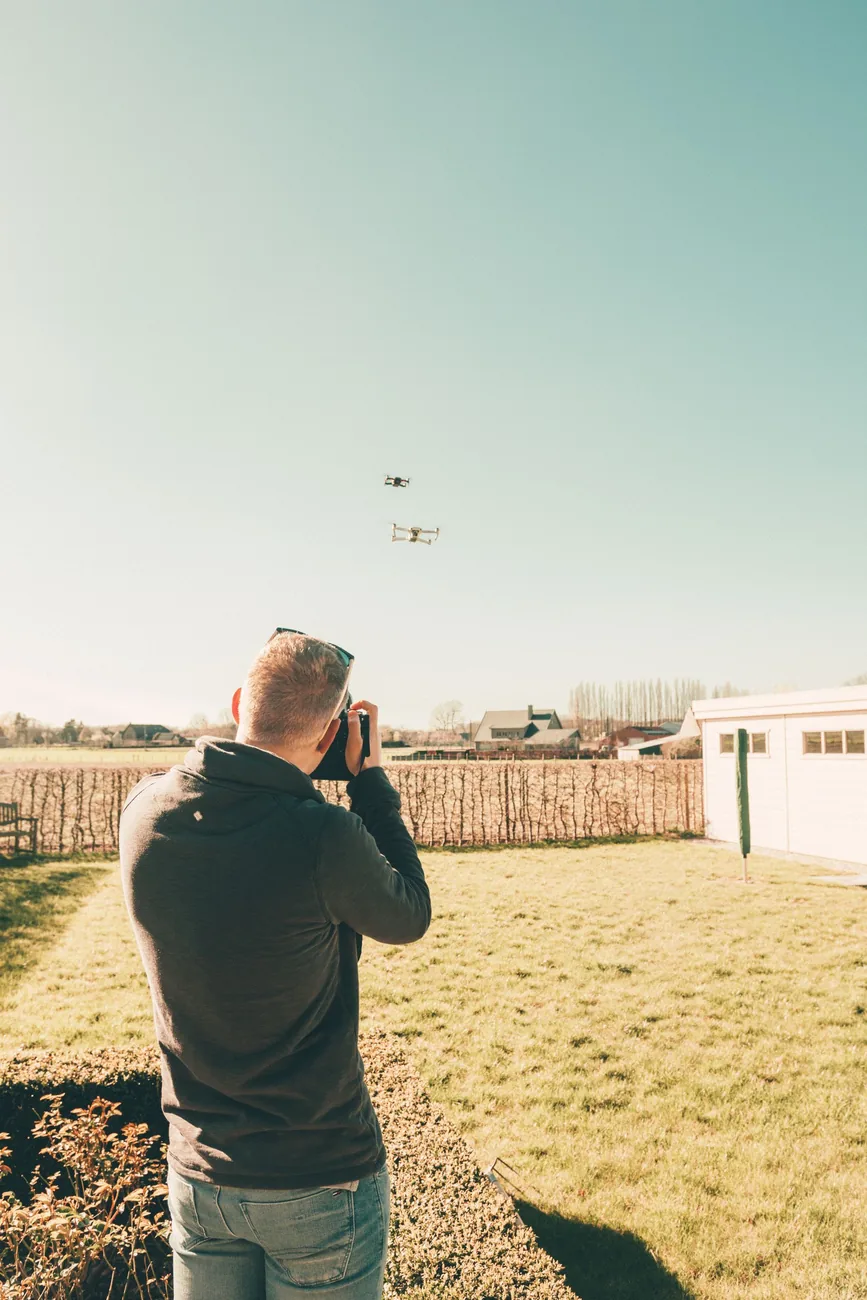 Fotografía real de un operador que controla un dron en exteriores