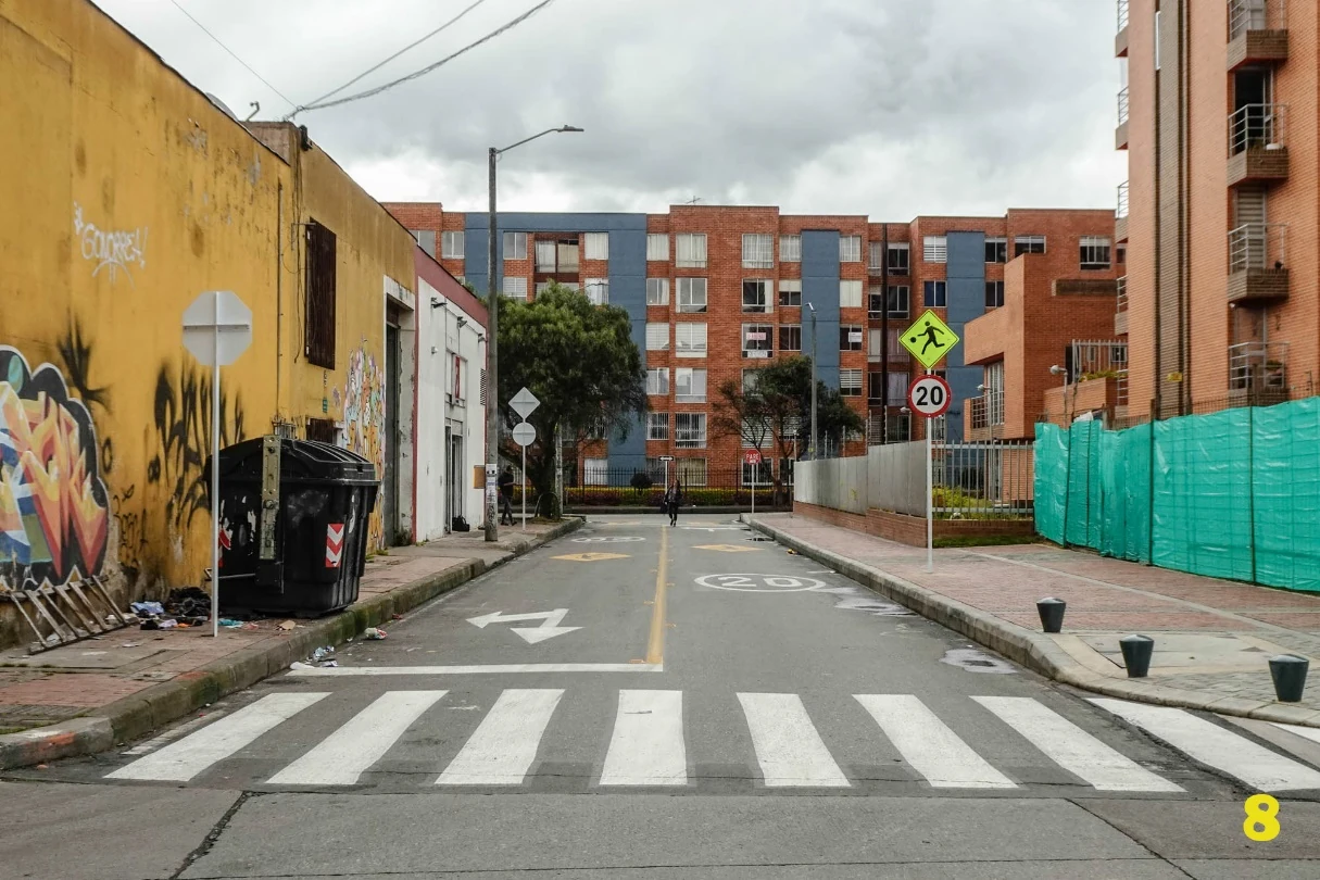 Fotografía real de señalización instalada, cruce peatonal y señal vertical en Hayuelos R9