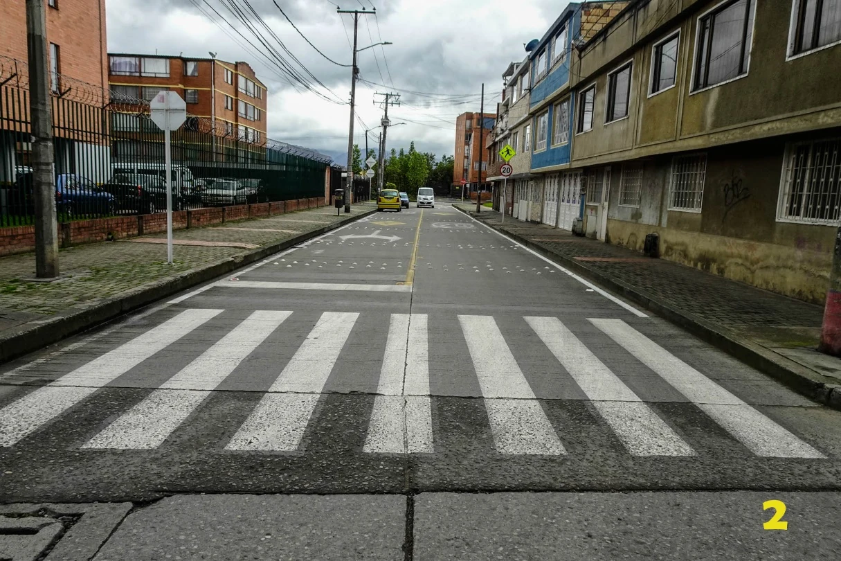 Paso peatonal y elementos de señalización vial implementados, registro real del expediente Hayuelos R9